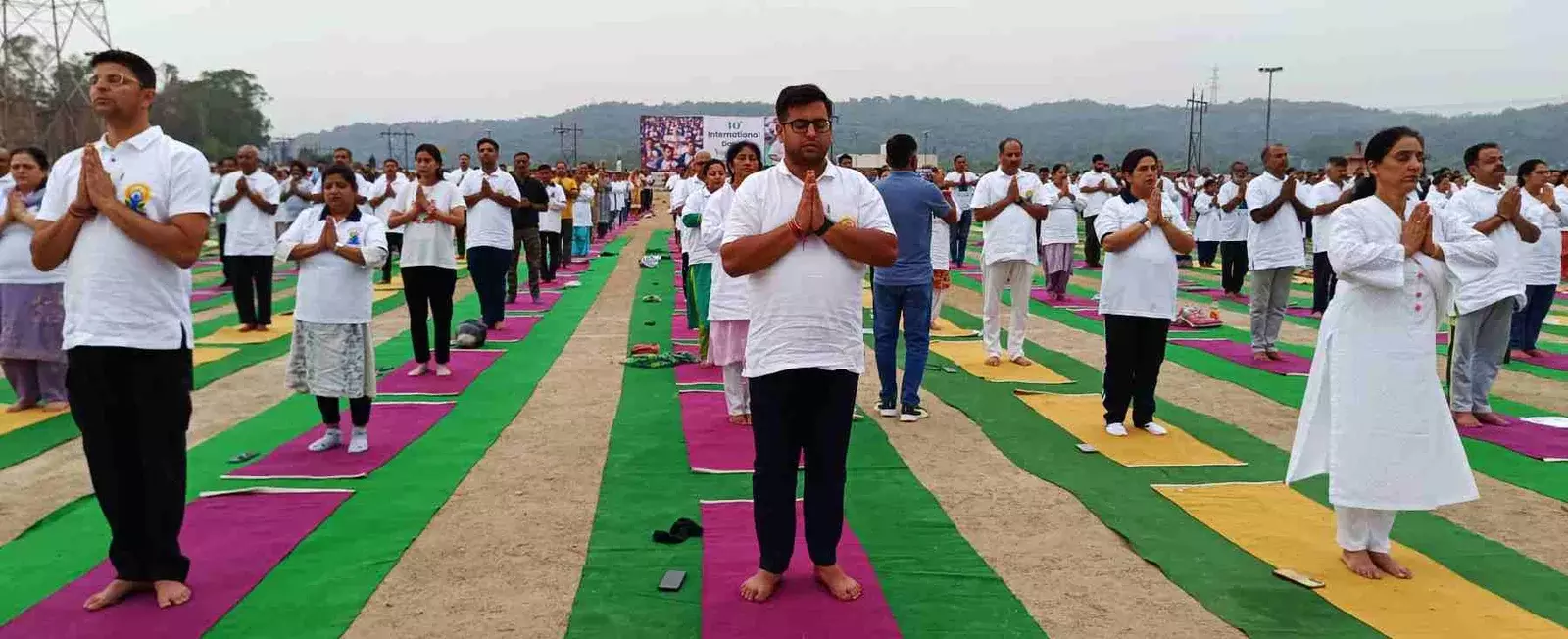 Jammu: जम्मू कैंटोनमेंट बोर्ड के योग दिवस आयोजन में दिखा उत्साह