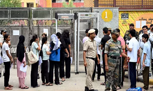 भारत और विदेशों में कड़े सुरक्षा इंतज़ामों के बीच NEET-UG की दोबारा परीक्षा आयोजित की जा रही भारत और विदेशों में कड़े सुरक्षा इंतज़ामों के बीच NEET-UG की दोबारा परीक्षा आयोजित की जा रही