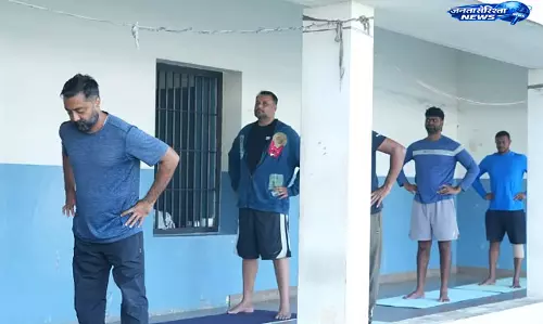 परप्पना अग्रहारा जेल में योग दिवस, एक्टर दर्शन और पवित्रा गौड़ा की मौजूदगी चर्चा में परप्पना अग्रहारा जेल में योग दिवस, एक्टर दर्शन और पवित्रा गौड़ा की मौजूदगी चर्चा में