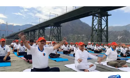 अंतर्राष्ट्रीय योग दिवस पर NCC कैडेट्स ने चिनाब रेल ब्रिज पर किया योग अंतर्राष्ट्रीय योग दिवस पर NCC कैडेट्स ने चिनाब रेल ब्रिज पर किया योग