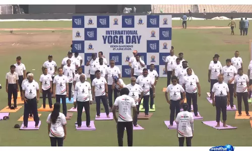 मशहूर ईडन गार्डन्स स्टेडियम में International Yoga Day का आयोजन किया गया मशहूर ईडन गार्डन्स स्टेडियम में International Yoga Day का आयोजन किया गया