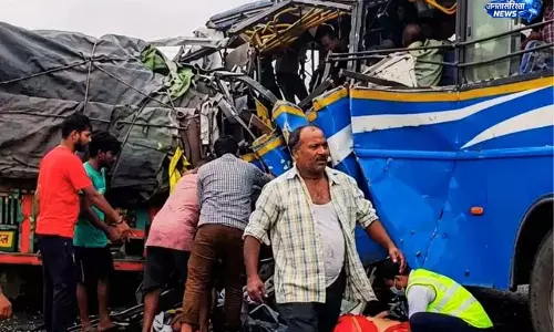 जलपाईगुड़ी में बस-ट्रेलर टक्कर, 4 की मौत जलपाईगुड़ी में बस-ट्रेलर टक्कर, 4 की मौत