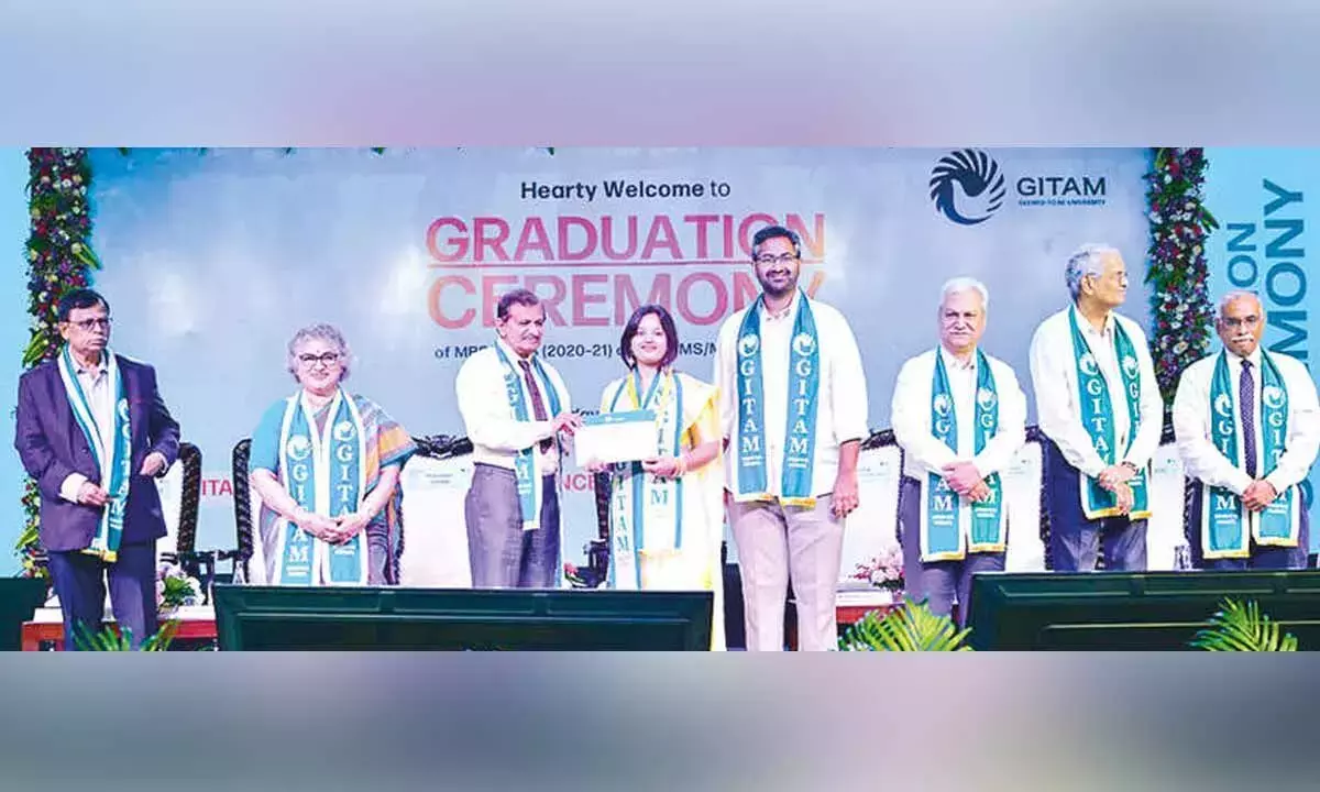 Andhra: 315 मेडिकल और डेंटल छात्रों को डिग्रियां मिलीं Andhra: 315 मेडिकल और डेंटल छात्रों को डिग्रियां मिलीं