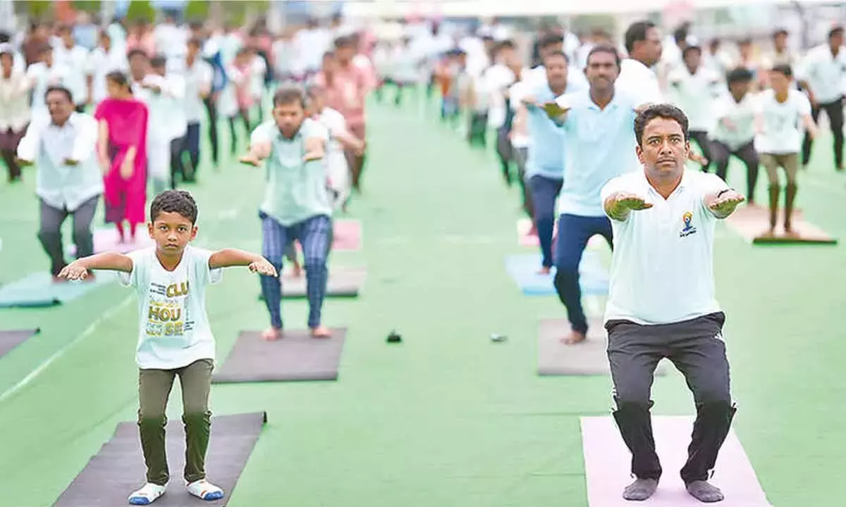 Andhra: विजयवाड़ा में योग दिवस के जश्न ने छात्रों और संस्थानों में उत्साह भर दिया Andhra: विजयवाड़ा में योग दिवस के जश्न ने छात्रों और संस्थानों में उत्साह भर दिया