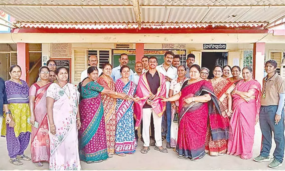 Andhra: पेट्रोल पंप कर्मचारी के बेटे को पूरी स्कॉलरशिप के साथ VIT-AP में सीट मिली Andhra: पेट्रोल पंप कर्मचारी के बेटे को पूरी स्कॉलरशिप के साथ VIT-AP में सीट मिली