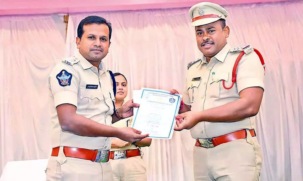 SP ने लंबित मामलों की समीक्षा की; साइबर धोखाधड़ी और गांजे की बिक्री के खिलाफ सख्त कार्रवाई के आदेश दिए