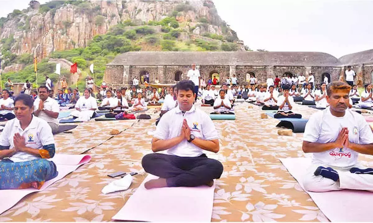 IYD के मौके पर ऐतिहासिक गूटी किले पर YogaAndhra-2026 की शुरुआत हुई
