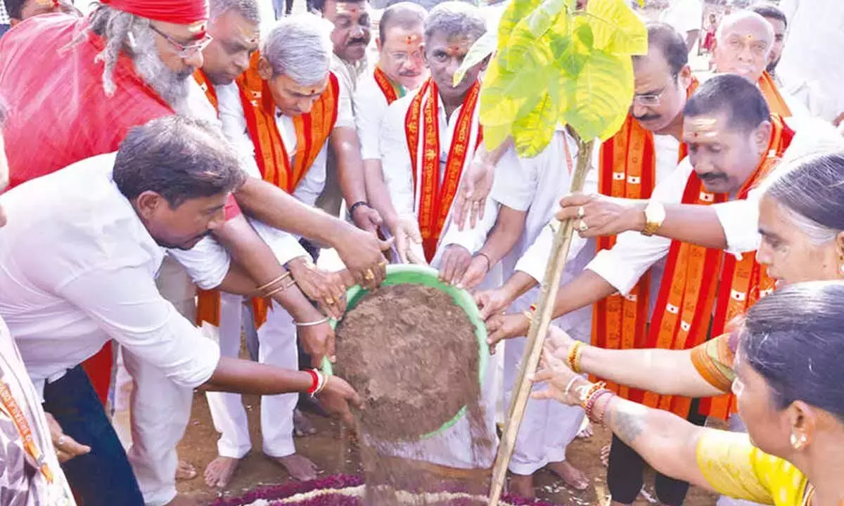 Andhra: श्रीशैलम देवस्थानम ने पूरे मंदिर शहर में 5 हजार पौधे लगाने का अभियान शुरू किया Andhra: श्रीशैलम देवस्थानम ने पूरे मंदिर शहर में 5 हजार पौधे लगाने का अभियान शुरू किया