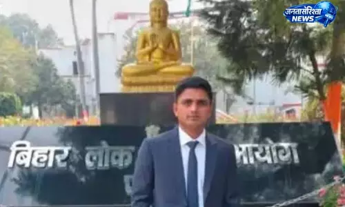 वैशाली: परिवार की परंपरा को नई पहचान, बेटा बना राजस्व अधिकारी वैशाली: परिवार की परंपरा को नई पहचान, बेटा बना राजस्व अधिकारी