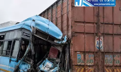 ट्रेलर से टकराई यात्री बस, 4 की मौत और 57 घायल ट्रेलर से टकराई यात्री बस, 4 की मौत और 57 घायल