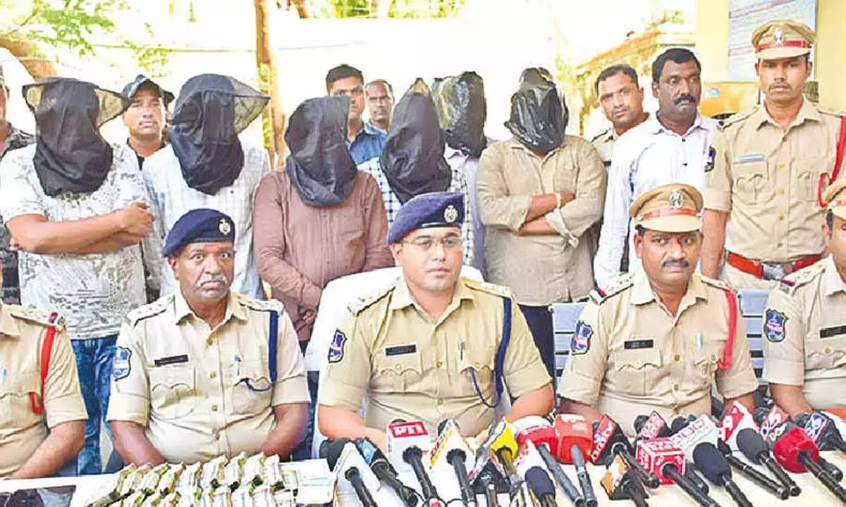 Telangana: सिरसिल्ला में 91 लाख रुपये के धान खरीद घोटाले में छह लोग गिरफ्तार Telangana: सिरसिल्ला में 91 लाख रुपये के धान खरीद घोटाले में छह लोग गिरफ्तार
