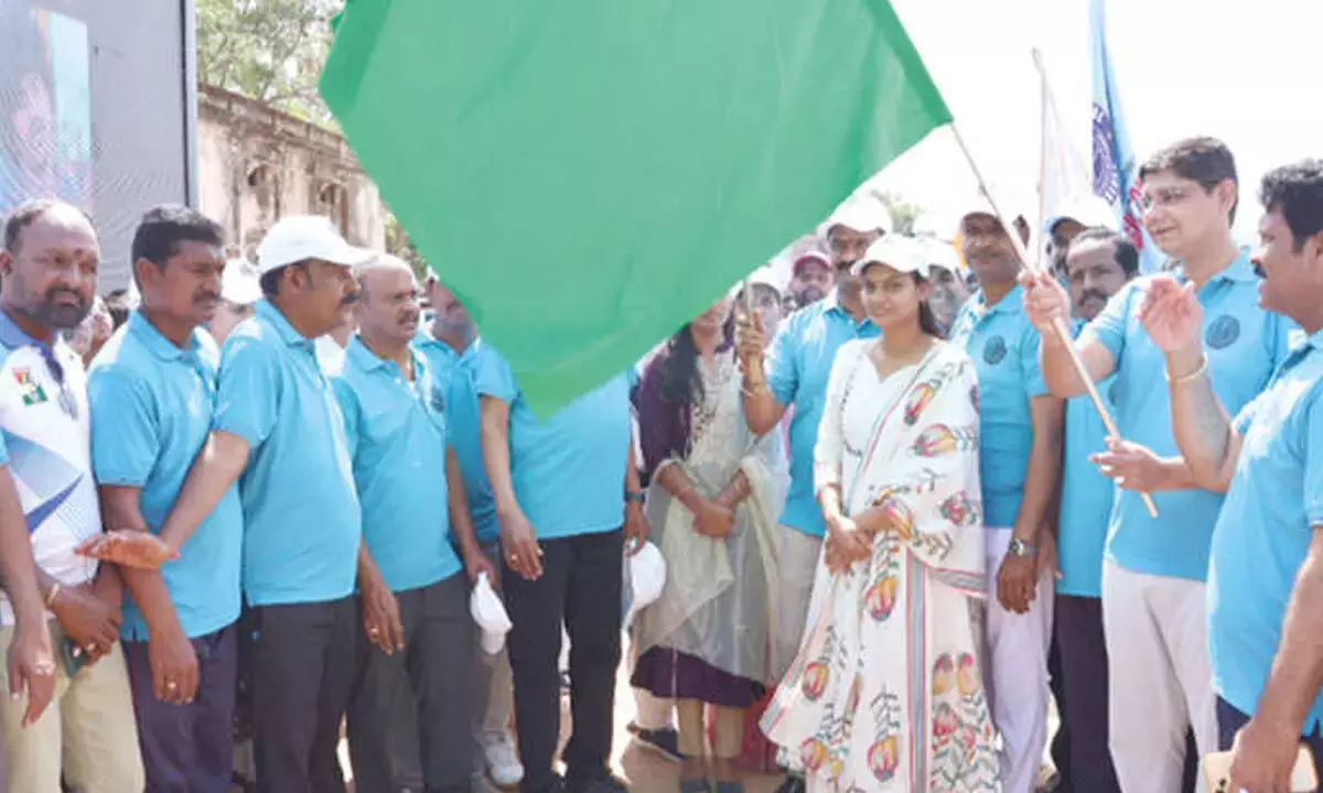 Telangana: कलेक्टर सांगवान ने SIR को बढ़ावा देने के लिए 2K दौड़ को हरी झंडी दिखाई