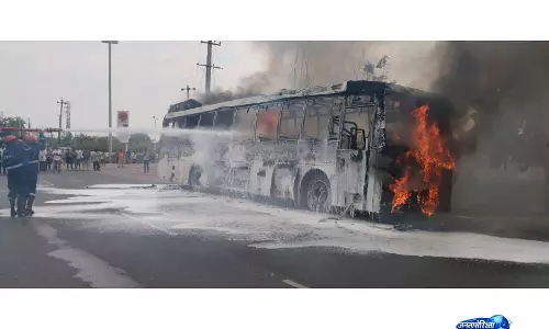 करीमनगर-हैदराबाद रूट पर TGSRTC इलेक्ट्रिक बस में आग, सभी 39 यात्री सुरक्षित करीमनगर-हैदराबाद रूट पर TGSRTC इलेक्ट्रिक बस में आग, सभी 39 यात्री सुरक्षित