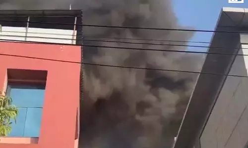 VIDEO: सेक्टर-9 में प्राइवेट कंपनी में भीषण आग, दमकल की कई गाड़ियां मौके पर VIDEO: सेक्टर-9 में प्राइवेट कंपनी में भीषण आग, दमकल की कई गाड़ियां मौके पर