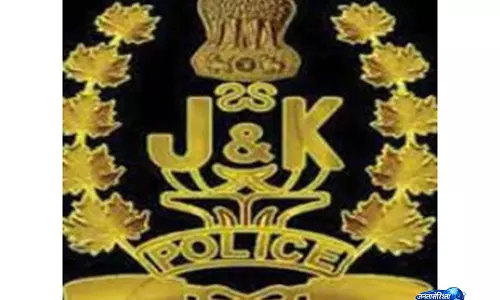 J-K: सोनमर्ग पुलिस ने श्रीनगर एयरपोर्ट पर पर्यटक को खोया हुआ सोने का कंगन लौटाया