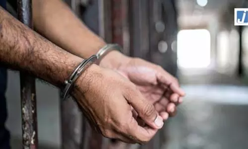 फुटपाथ पर हमला, 7 आरोपी हिरासत में: अलग सड़क हादसे में 2 की मौत