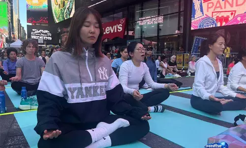 अमेरिका: इंटरनेशनल योग डे पर New York के टाइम्स स्क्वायर में ओम के मंत्र गूंजे