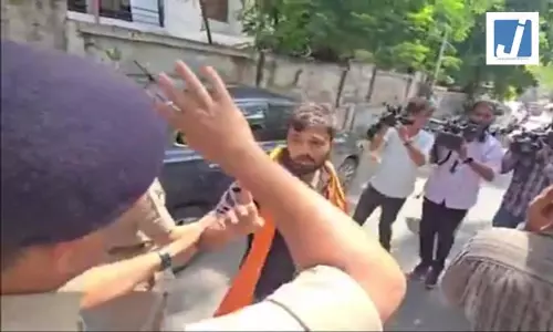 नीट परीक्षा केंद्र पर हिजाब को लेकर विवाद, पुलिस ने स्थिति को संभाला नीट परीक्षा केंद्र पर हिजाब को लेकर विवाद, पुलिस ने स्थिति को संभाला