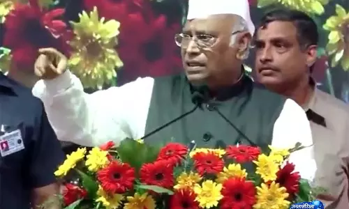 डीके शिवकुमार के समर्थन में नारेबाजी पर Kharge का सख्त रुख, अनुशासनात्मक कार्रवाई की चेतावनी डीके शिवकुमार के समर्थन में नारेबाजी पर Kharge का सख्त रुख, अनुशासनात्मक कार्रवाई की चेतावनी