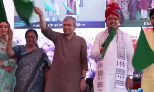 Khatipura से दरभंगा अमृत भारत एक्सप्रेस को रवाना, अश्विनी वैष्णव और भजनलाल शर्मा ने दिखाई हरी झंडी Khatipura से दरभंगा अमृत भारत एक्सप्रेस को रवाना, अश्विनी वैष्णव और भजनलाल शर्मा ने दिखाई हरी झंडी