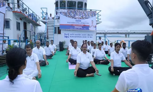 ब्रह्मपुत्र नदी में नावों पर अनोखे सेशन के साथ Yoga Day मनाया गया ब्रह्मपुत्र नदी में नावों पर अनोखे सेशन के साथ Yoga Day मनाया गया