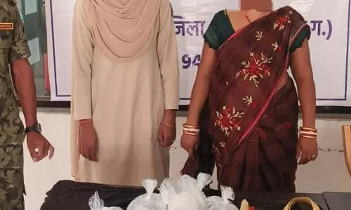 पुलिस की अवैध शराब पर कार्रवाई, महिला गिरफ्तार, 5 लीटर कच्ची महुआ शराब जब्त