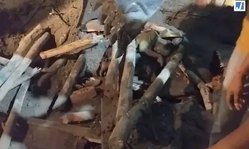निर्माणाधीन मकान की छत गिरने से हादसा, मलबे में दबे तीन मजदूर, एक की मौत निर्माणाधीन मकान की छत गिरने से हादसा, मलबे में दबे तीन मजदूर, एक की मौत