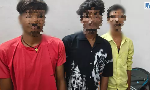 जुआ खेलते तीन आरोपी गिरफ्तार, 52 पत्ती ताश और 640 रुपये जब्त जुआ खेलते तीन आरोपी गिरफ्तार, 52 पत्ती ताश और 640 रुपये जब्त
