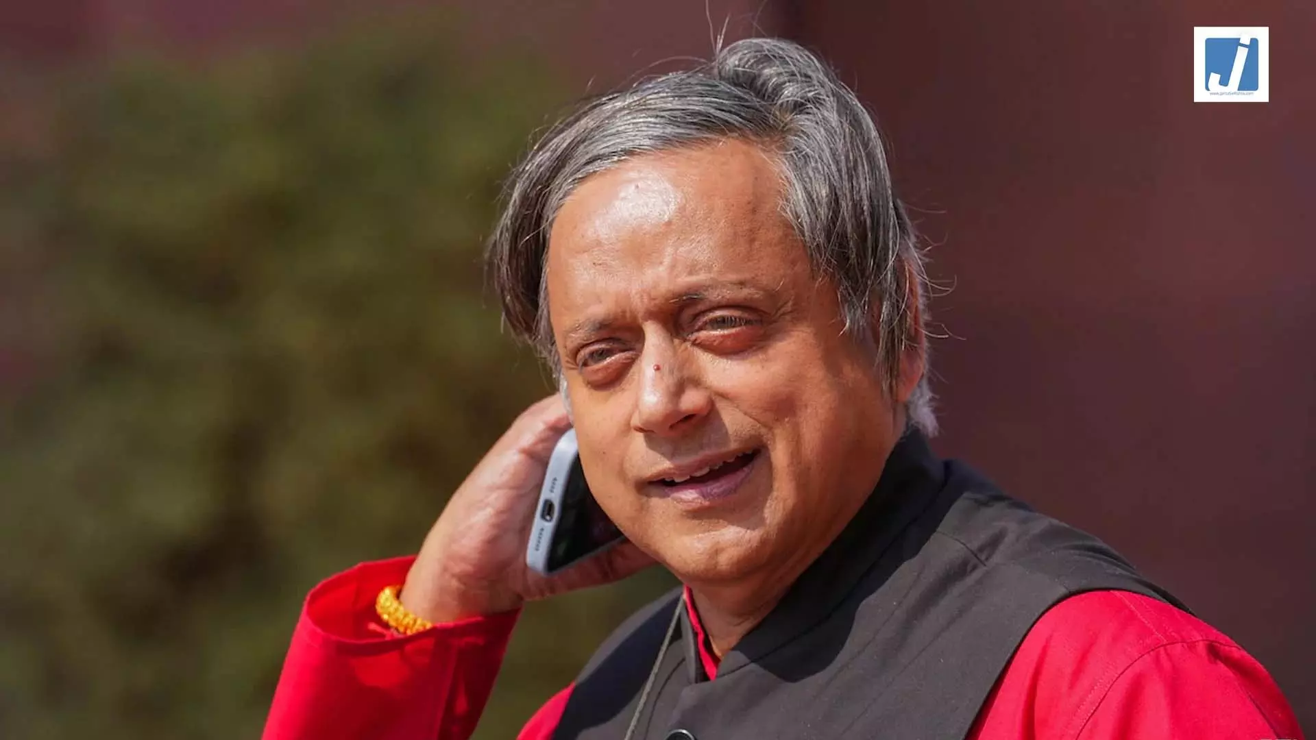 शशि थरूर ने पीएम मोदी की फिर की तारीफ, कांग्रेस ने की तीखी आलोचना शशि थरूर ने पीएम मोदी की फिर की तारीफ, कांग्रेस ने की तीखी आलोचना