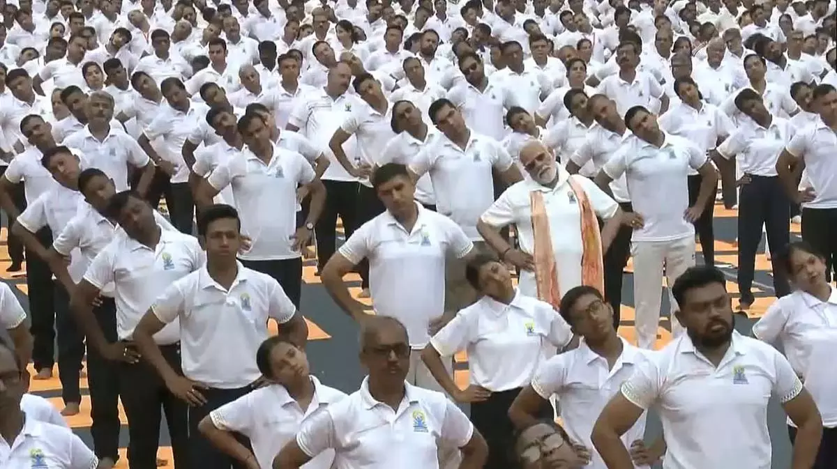कोलकाता में PM Modi का संबोधन: योग से स्वस्थ जीवन और मानसिक मजबूती पर दिया जोर कोलकाता में PM Modi का संबोधन: योग से स्वस्थ जीवन और मानसिक मजबूती पर दिया जोर