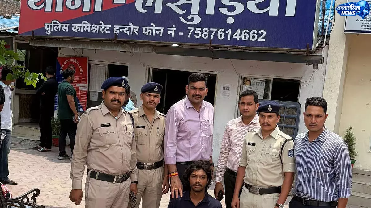 Showroom चोरी का 48 घंटे में खुलासा, कर्मचारी गिरफ्तार, 2.5 करोड़ का सामान बरामद Showroom चोरी का 48 घंटे में खुलासा, कर्मचारी गिरफ्तार, 2.5 करोड़ का सामान बरामद