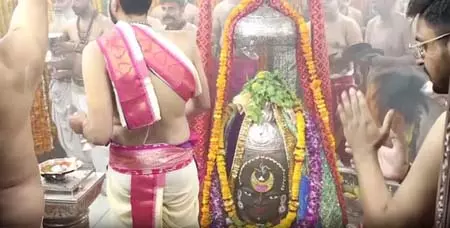 त्रिपुंड, चंद्रमा और मुंड माला से सजे बाबा महाकाल, भांग से शृंगार और रमाई गई भस्म त्रिपुंड, चंद्रमा और मुंड माला से सजे बाबा महाकाल, भांग से शृंगार और रमाई गई भस्म