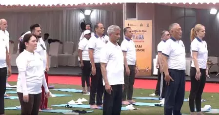 अंतरराष्ट्रीय योग दिवस पर दिल्ली में ओम बिरला से लेकर एस. जयशंकर तक ने किया योग अंतरराष्ट्रीय योग दिवस पर दिल्ली में ओम बिरला से लेकर एस. जयशंकर तक ने किया योग