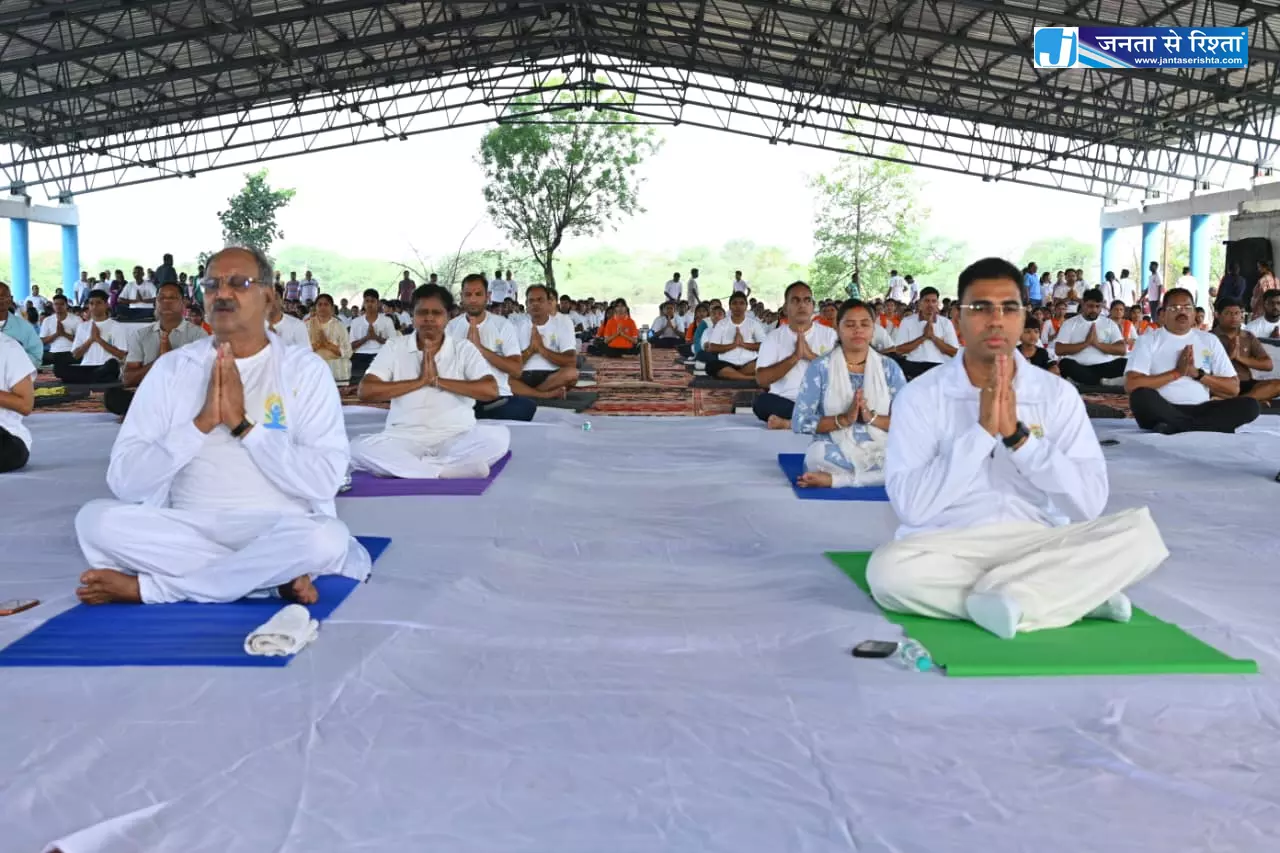 सांसद बृजमोहन अग्रवाल ने बलौदाबाजार में किया योग सांसद बृजमोहन अग्रवाल ने बलौदाबाजार में किया योग