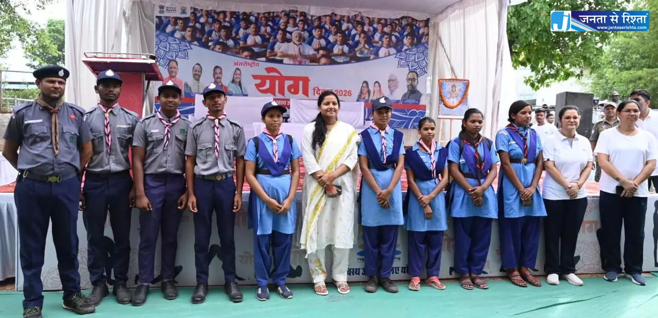 अंतर्राष्ट्रीय योग दिवस पर बलरामपुर में हजारों लोगों ने किया सामूहिक योगाभ्यास अंतर्राष्ट्रीय योग दिवस पर बलरामपुर में हजारों लोगों ने किया सामूहिक योगाभ्यास