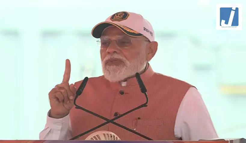 प्रधानमंत्री मोदी ने नौसेना को सौंपे तीन स्वदेशी युद्धपोत