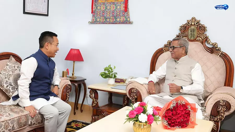 Sikkim : गवर्नर और मुख्यमंत्री ने योग को जीवन का हिस्सा बनाने की अपील की Sikkim : गवर्नर और मुख्यमंत्री ने योग को जीवन का हिस्सा बनाने की अपील की