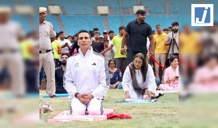 अंतरराष्ट्रीय योग दिवस: अभिनेता अक्षय कुमार ने केंद्रीय मंत्री मनसुख मंडाविया के साथ किया योग अंतरराष्ट्रीय योग दिवस: अभिनेता अक्षय कुमार ने केंद्रीय मंत्री मनसुख मंडाविया के साथ किया योग