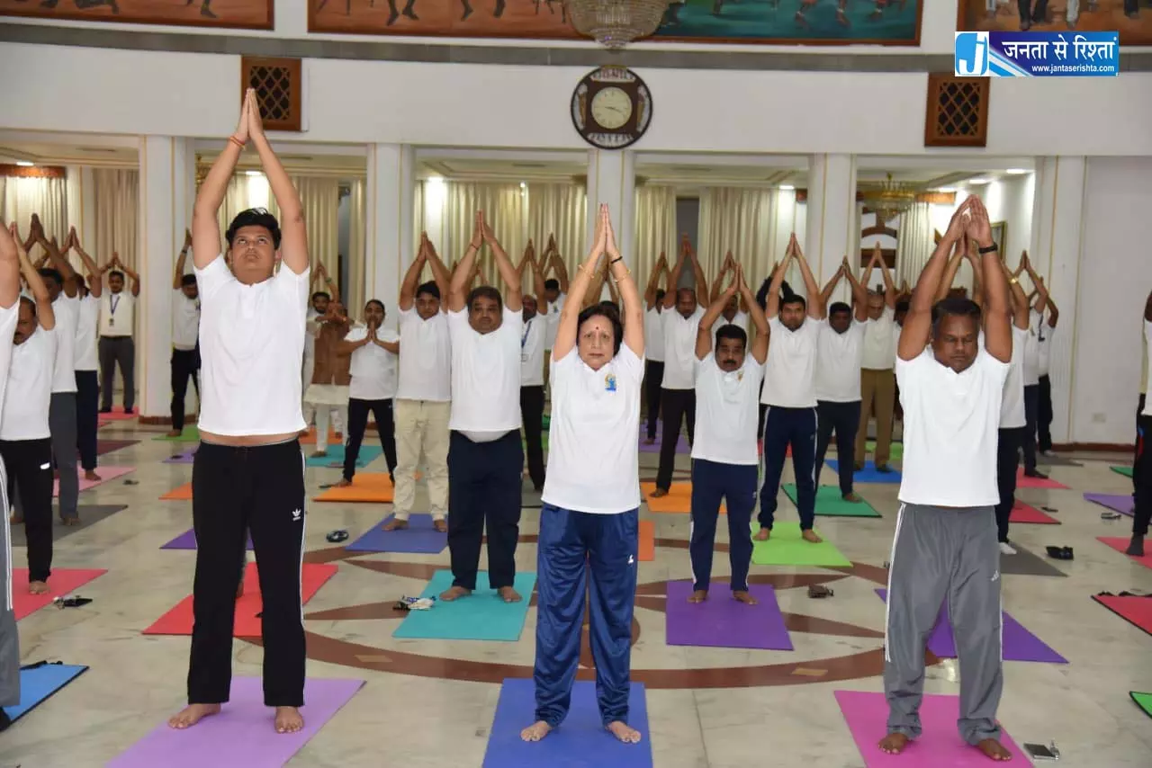 अंतर्राष्ट्रीय योग दिवस पर लोकभवन में किया गया योगाभ्यास अंतर्राष्ट्रीय योग दिवस पर लोकभवन में किया गया योगाभ्यास