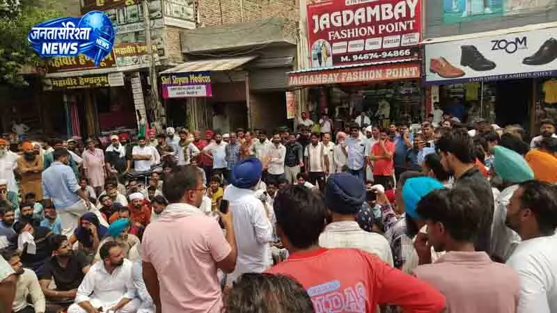 Sirsa में चालान अभियान के खिलाफ लोगों का विरोध Sirsa में चालान अभियान के खिलाफ लोगों का विरोध