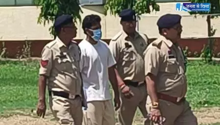 कैदी को नीट-यूजी का री-एग्जाम दिलवाने परीक्षा केंद्र लाया गया कैदी को नीट-यूजी का री-एग्जाम दिलवाने परीक्षा केंद्र लाया गया