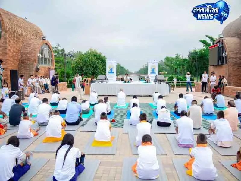 Nepal पोखरा में योग दिवस पर सैकड़ों लोगों ने किया योग Nepal पोखरा में योग दिवस पर सैकड़ों लोगों ने किया योग