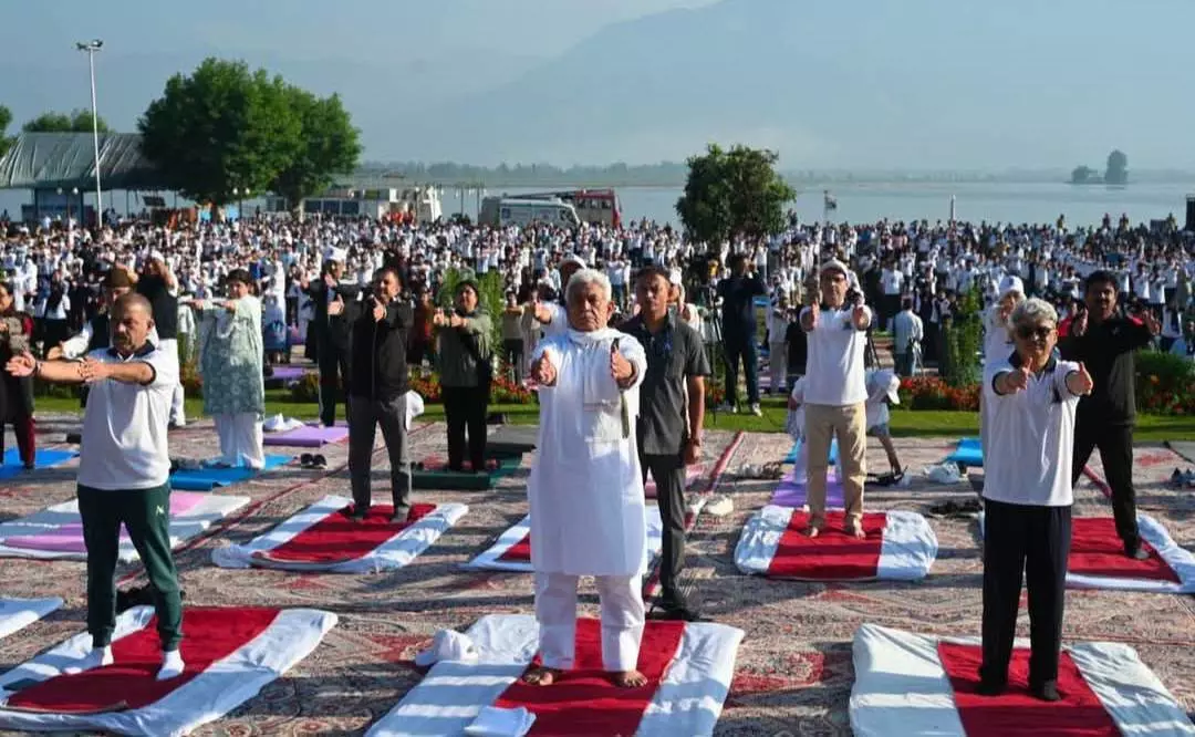 Srinagar: उपराज्यपाल मनोज सिन्हा ने योग को जीवनशैली बनाने की सलाह दी Srinagar: उपराज्यपाल मनोज सिन्हा ने योग को जीवनशैली बनाने की सलाह दी