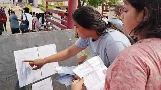 मुंबई NEET मामला: समय से देरी पर छात्रा की एंट्री रोकी गई मुंबई NEET मामला: समय से देरी पर छात्रा की एंट्री रोकी गई