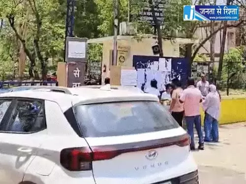 चौबे कॉलोनी के री NEET परीक्षा केंद्र में हंगामा चौबे कॉलोनी के री NEET परीक्षा केंद्र में हंगामा