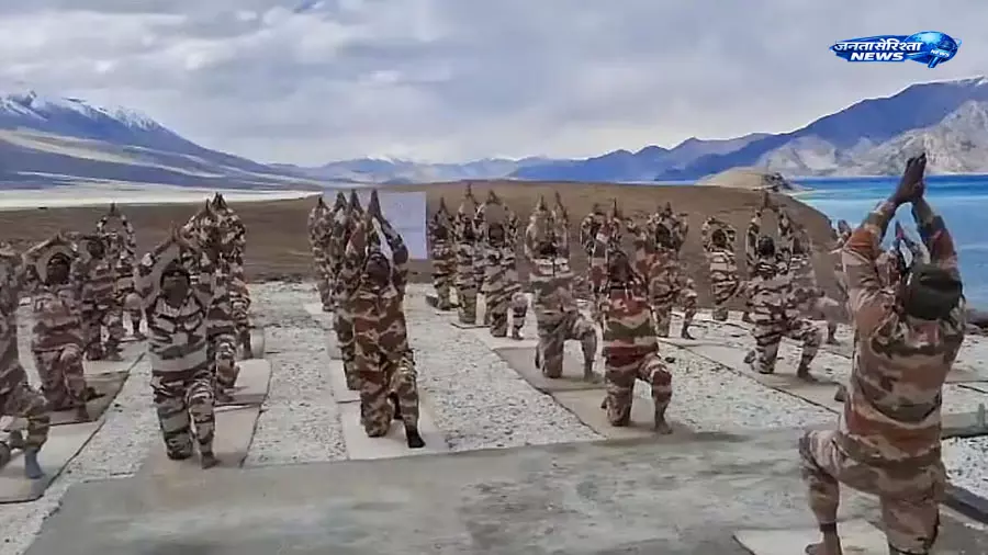 सियाचिन से कच्छ तक और समुद्री तटों से पूर्वोत्तर तक सेना ने मनाया अंतरराष्ट्रीय योग दिवस सियाचिन से कच्छ तक और समुद्री तटों से पूर्वोत्तर तक सेना ने मनाया अंतरराष्ट्रीय योग दिवस