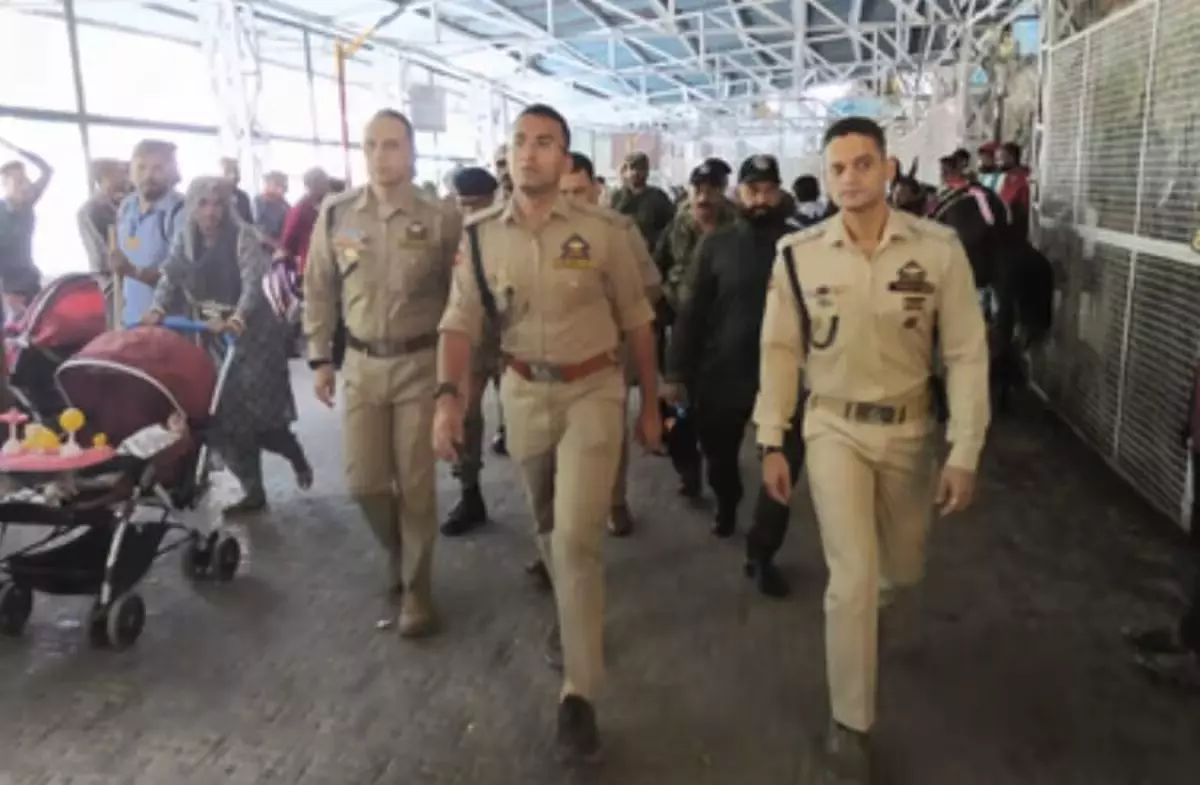 Katra: एसएसपी ने वैष्णो देवी मार्ग पर सुरक्षा व्यवस्था की समीक्षा की Katra: एसएसपी ने वैष्णो देवी मार्ग पर सुरक्षा व्यवस्था की समीक्षा की
