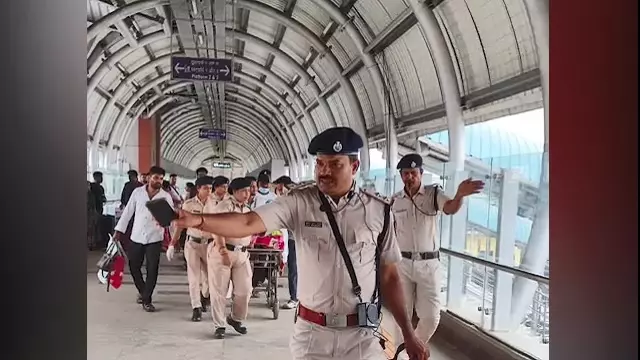 ट्रेन यात्रा के दौरान महिला ने जुड़वां बच्चों को दिया जन्म, कटक स्टेशन पर RPF मदद के लिए पहुंची ट्रेन यात्रा के दौरान महिला ने जुड़वां बच्चों को दिया जन्म, कटक स्टेशन पर RPF मदद के लिए पहुंची