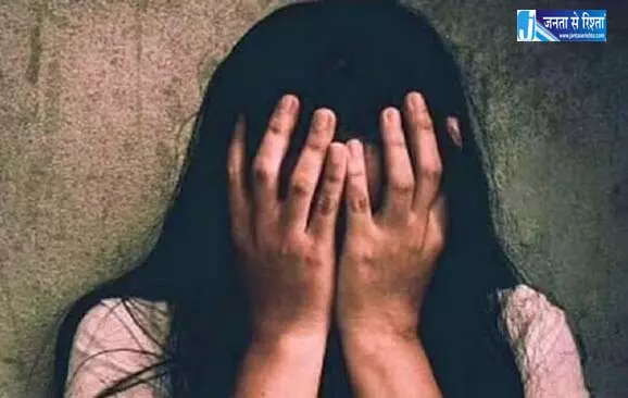 मुखिया पर घर में घुसकर महिला से छेड़खानी का आरोप, ग्रामीणों ने पुलिस के हवाले किया मुखिया पर घर में घुसकर महिला से छेड़खानी का आरोप, ग्रामीणों ने पुलिस के हवाले किया