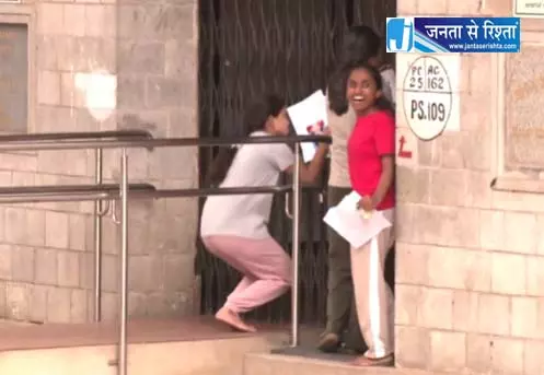 RE-NEET परीक्षा देने वाले अभ्यर्थियों के साथ अनहोनी, कोई एक्सीडेंट का शिकार तो कोई देरी की वजह से फूट फूटकर रोने लगे RE-NEET परीक्षा देने वाले अभ्यर्थियों के साथ अनहोनी, कोई एक्सीडेंट का शिकार तो कोई देरी की वजह से फूट फूटकर रोने लगे